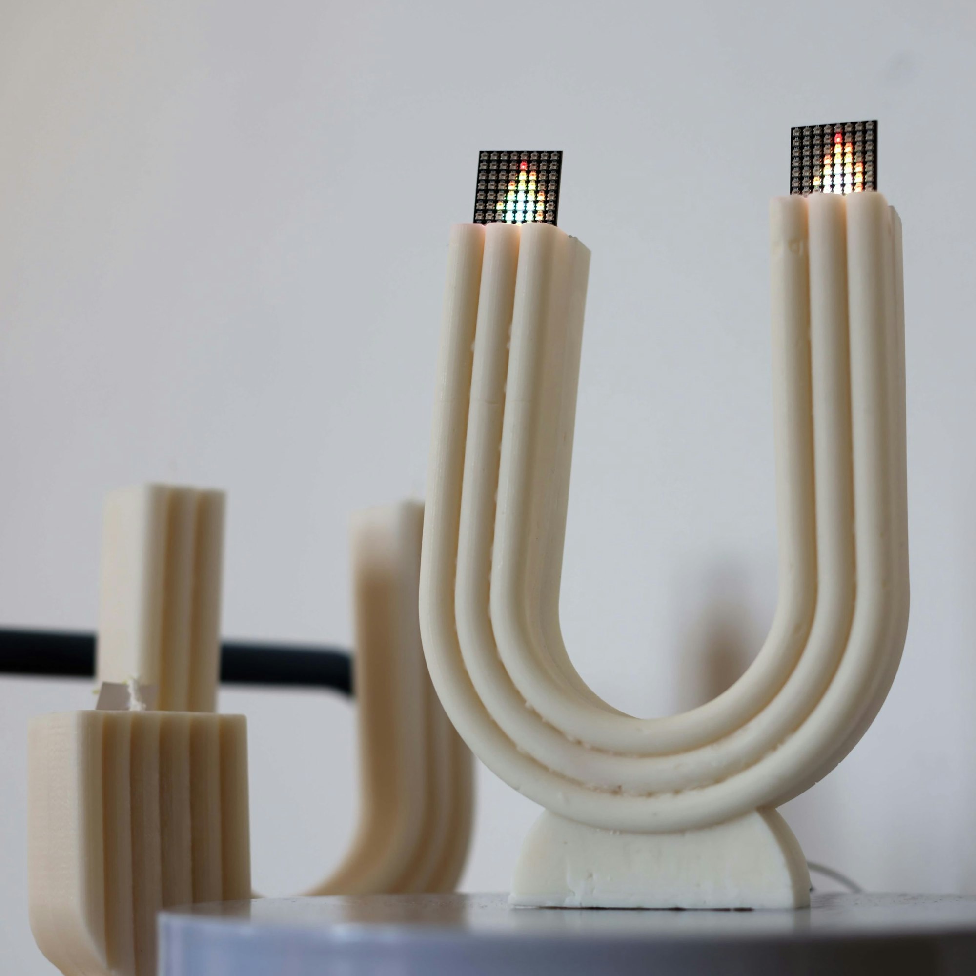 Eine Kerze in Form eines Us.