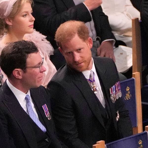Prinz Harry (r) unterhält sich vor der Krönung von König Charles III. mit Prinzessin Eugenie (l) und deren Ehemann Jack Brooksbank.