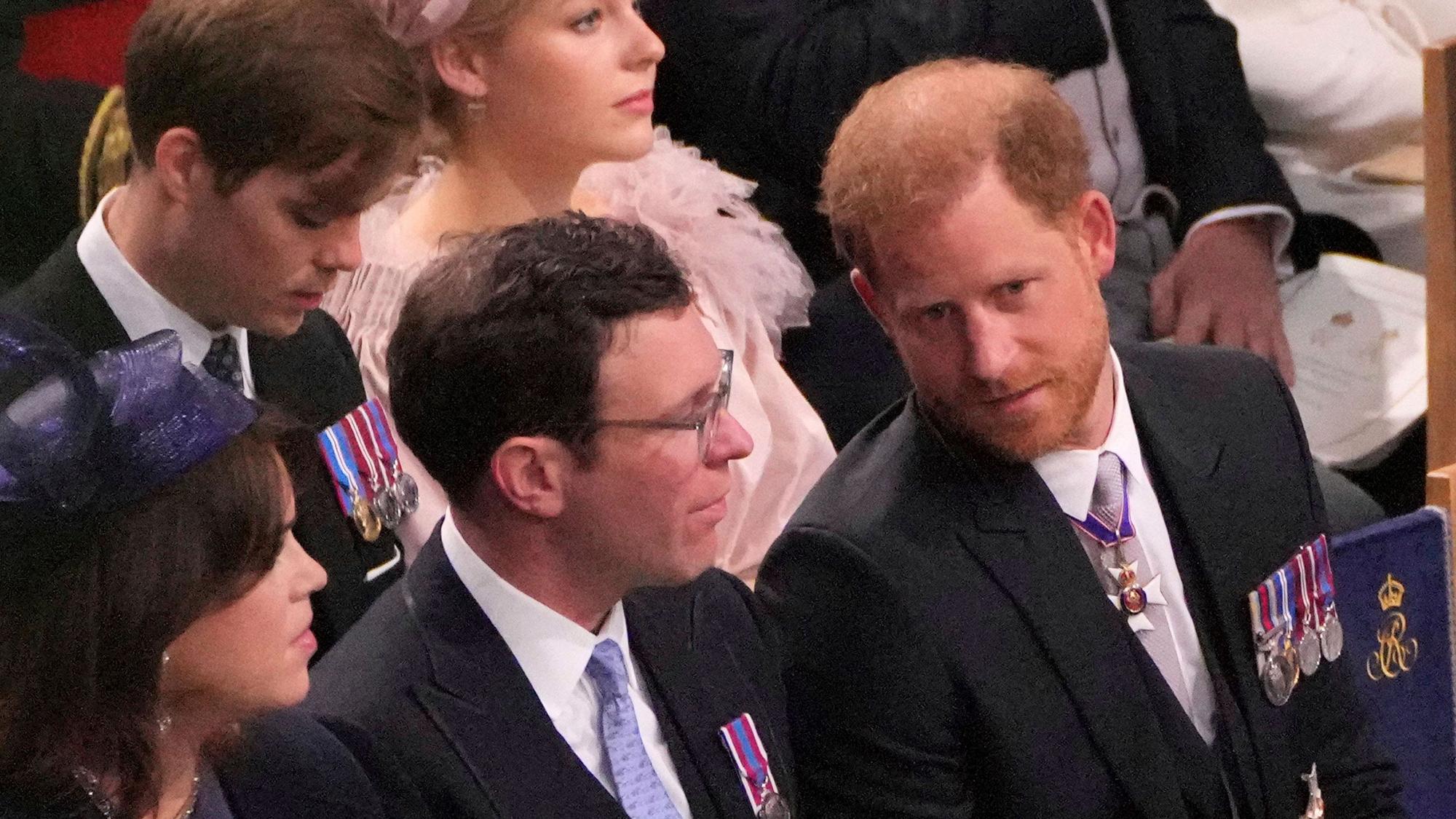 Prinz Harry (r) unterhält sich vor der Krönung von König Charles III. mit Prinzessin Eugenie (l) und deren Ehemann Jack Brooksbank.