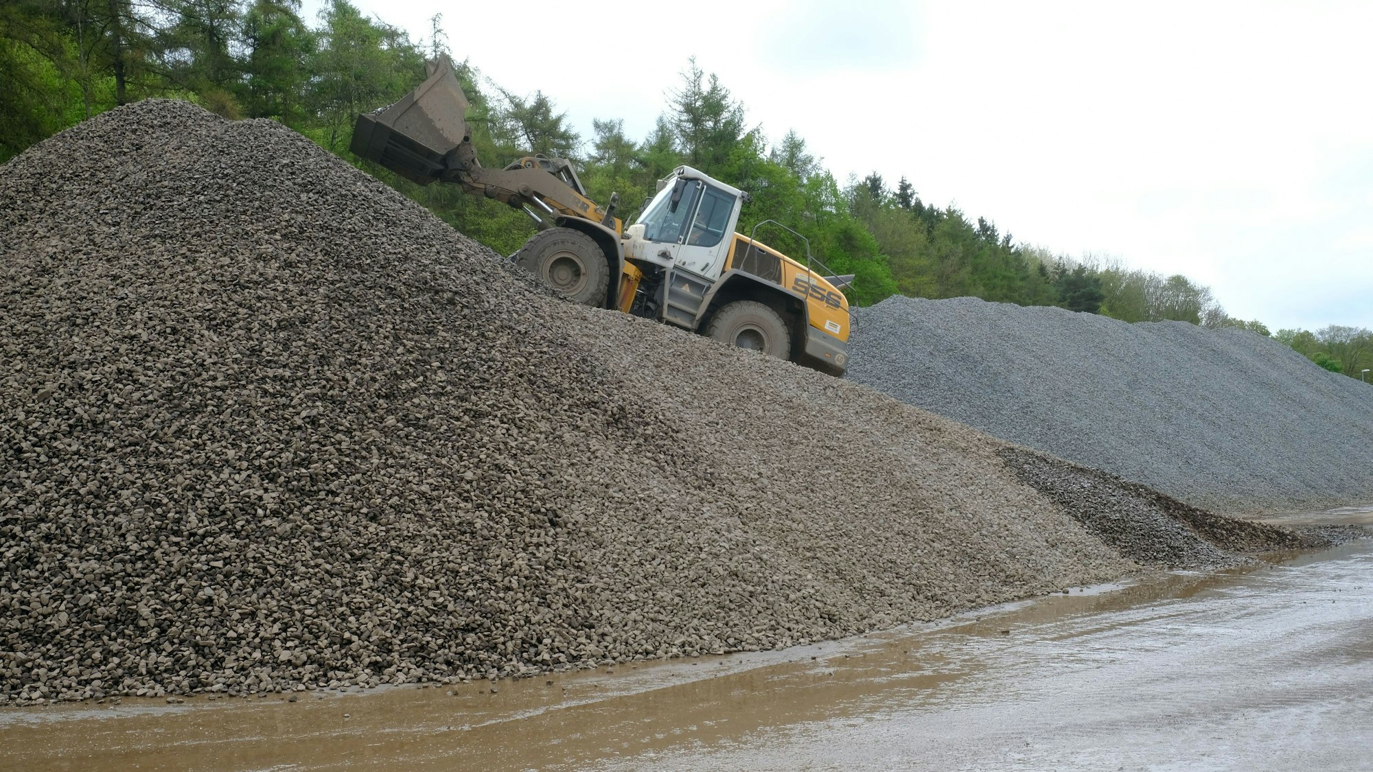 Auf dem ehemaligen Sägewerksgelände in Kall hat die Bahn eine mobilie Schotter-Aufbereitungsanlage installiert, die beim Wiederaufbau der Eifelstrecke zum Einsatz kommt.