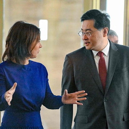 Der chinesische Außenminister Qin Gang im Gespräch mit seiner deutschen Amtskollegin Annalena Baerbock (Grüne)