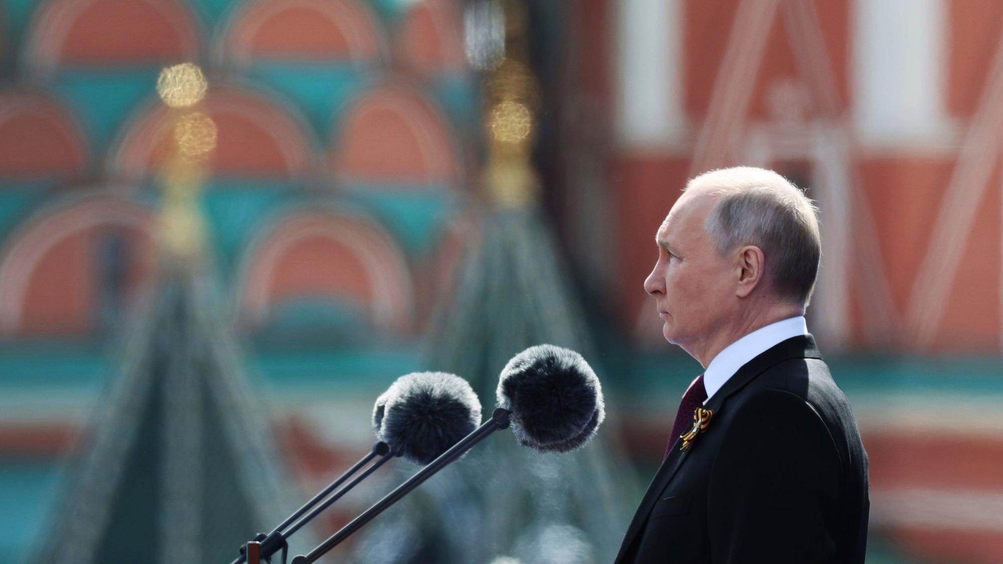 Der russische Präsident Wladimir Putin hält eine Rede.