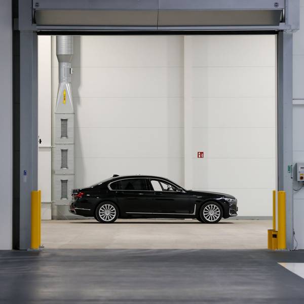 Ein Auto steht in einer Garage