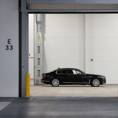 Ein Dienstwagen steht in einer Tiefgarage (Symbolbild)