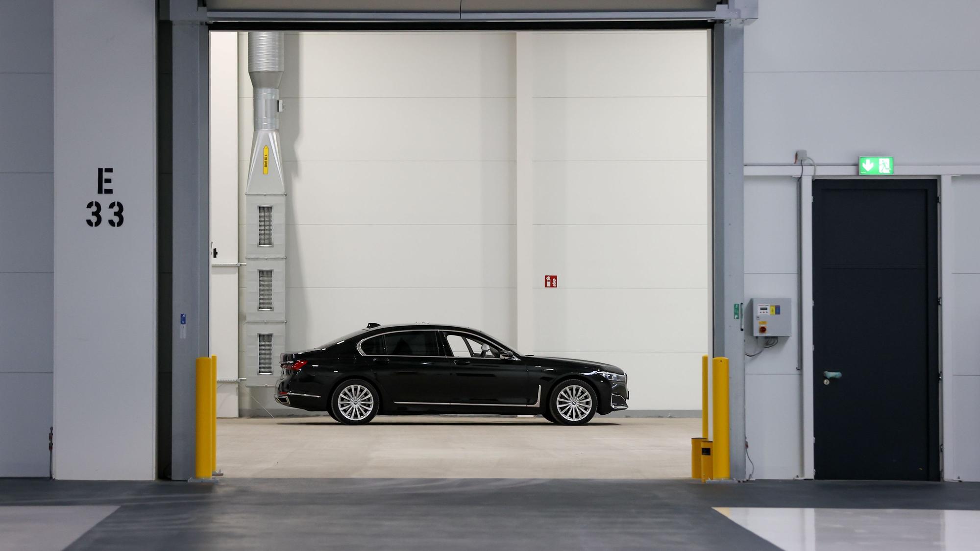 Ein Dienstwagen steht in einer Tiefgarage (Symbolbild)