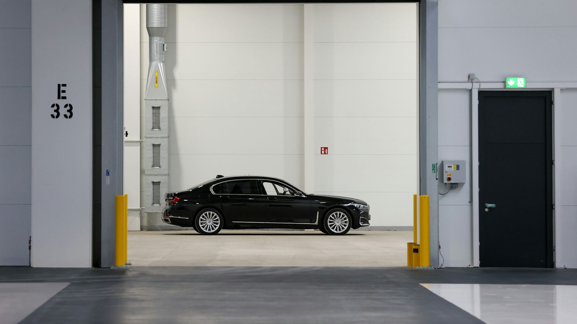 Ein Dienstwagen steht in einer Tiefgarage