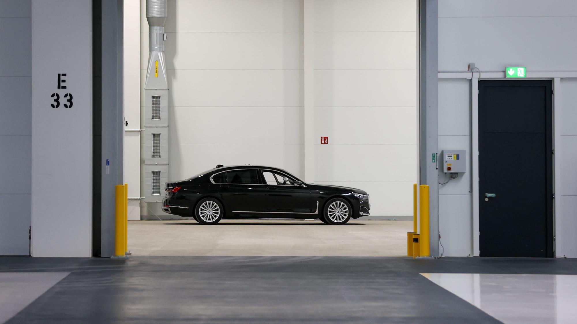 Ein Auto steht in einer Garage