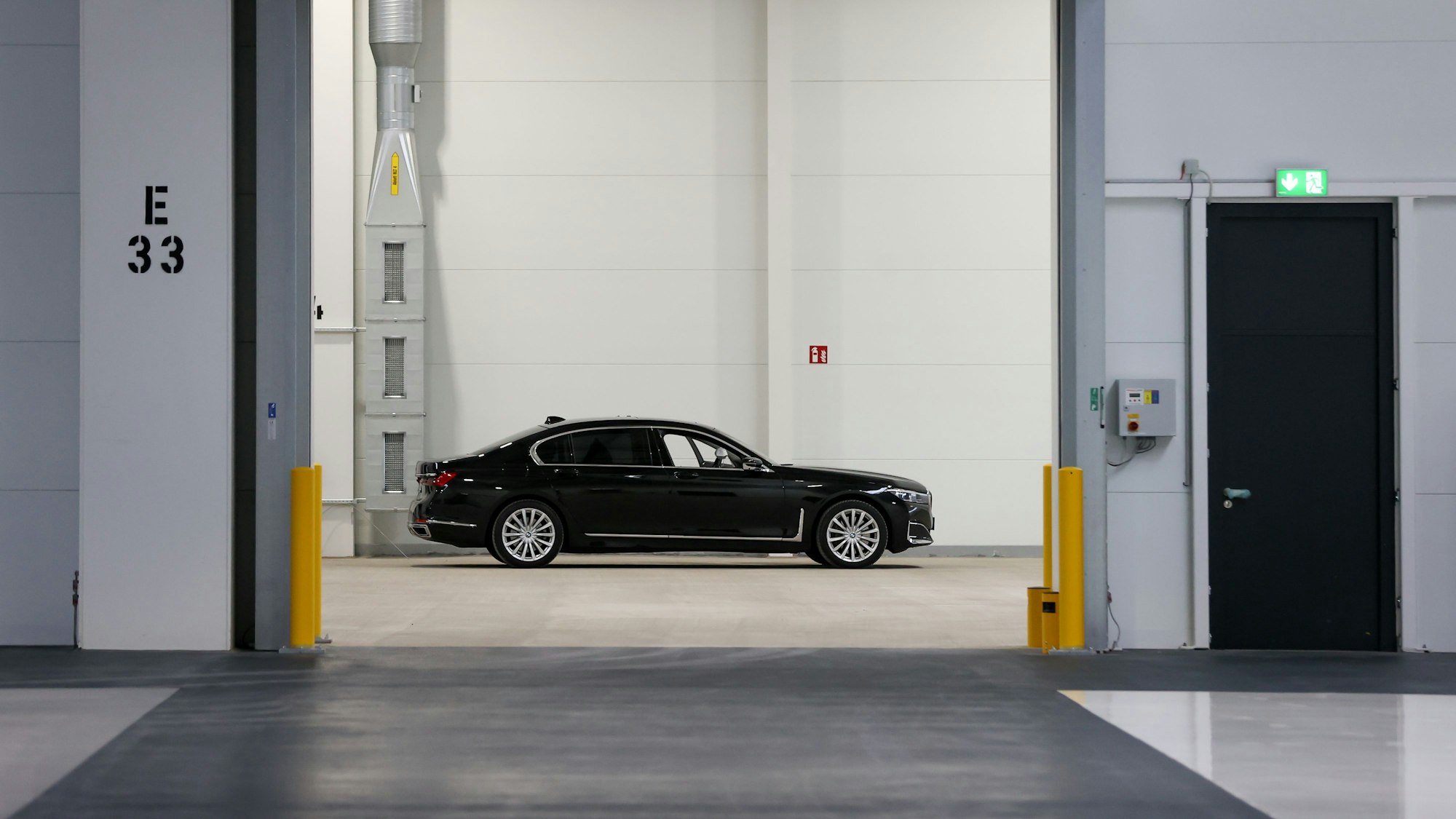 Ein Auto steht in einer Garage