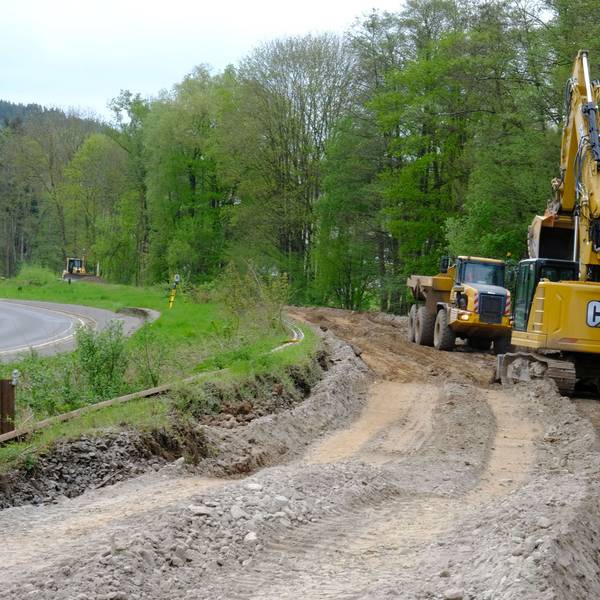 Beim Wiederaufbau der Eifelstrecke kommt schweres Material zum Einsatz.