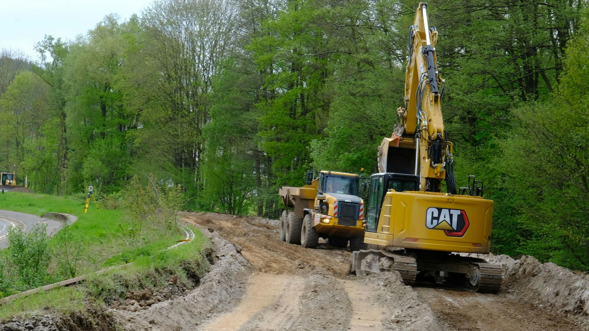 Beim Wiederaufbau der Eifelstrecke kommt schweres Material zum Einsatz.