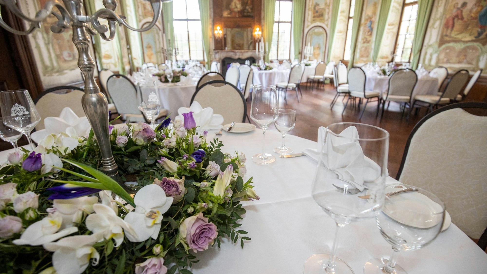Hochzeitsdekoration am 28.04.2023 bei der Vorbereitung einer Hochzeit im Festsaal des Schloss Miel in Swisttal Miel. Foto Copyright: Petra Reuter