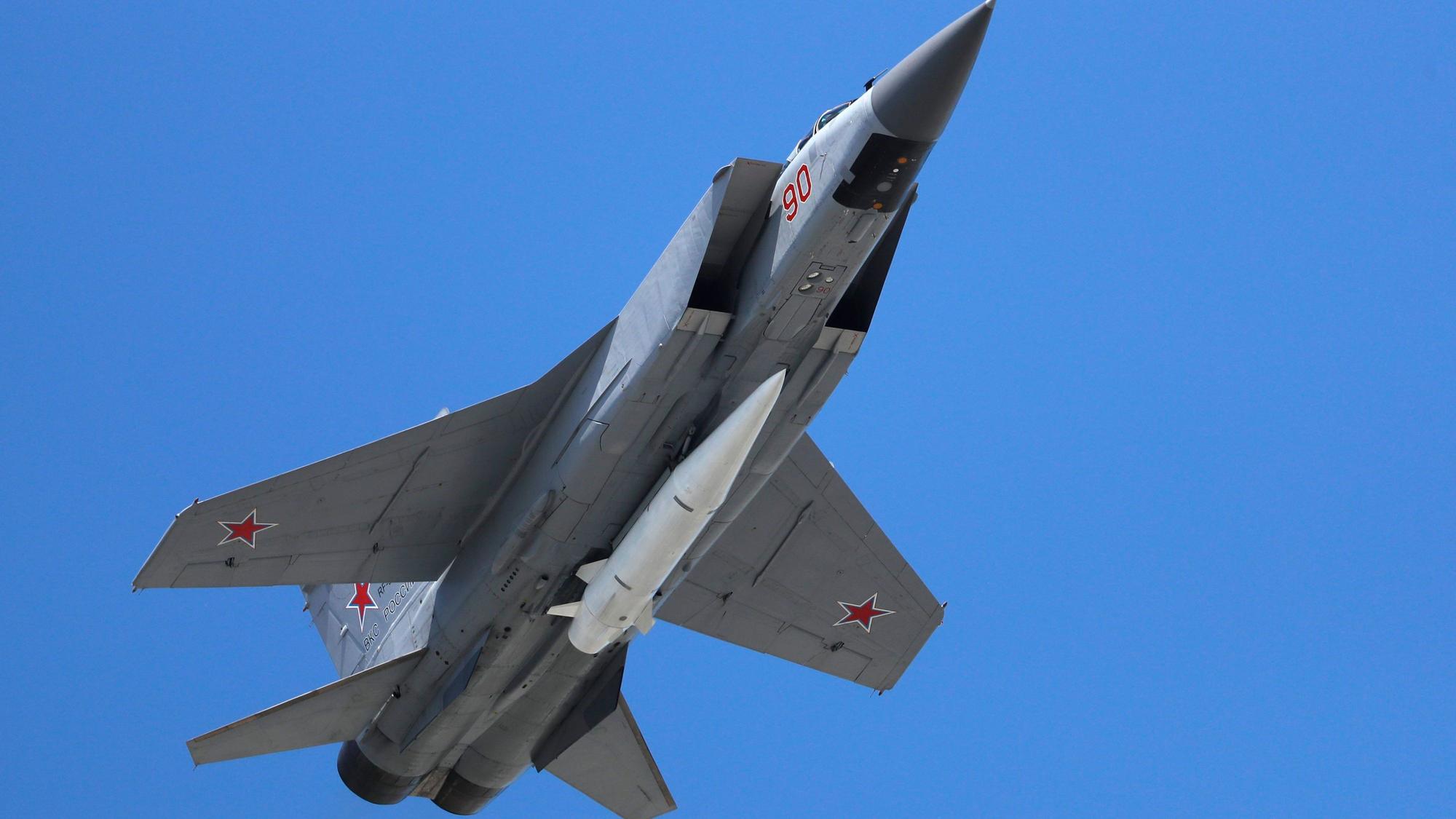 Ein MiG-31-Abfangjäger der russischen Luftwaffe fliegt bei der russischen Militärparade zum Tag des Sieges beladen mit einer ballistischen Luft-Boden-Rakete „Kinschal“. (Archivbild)