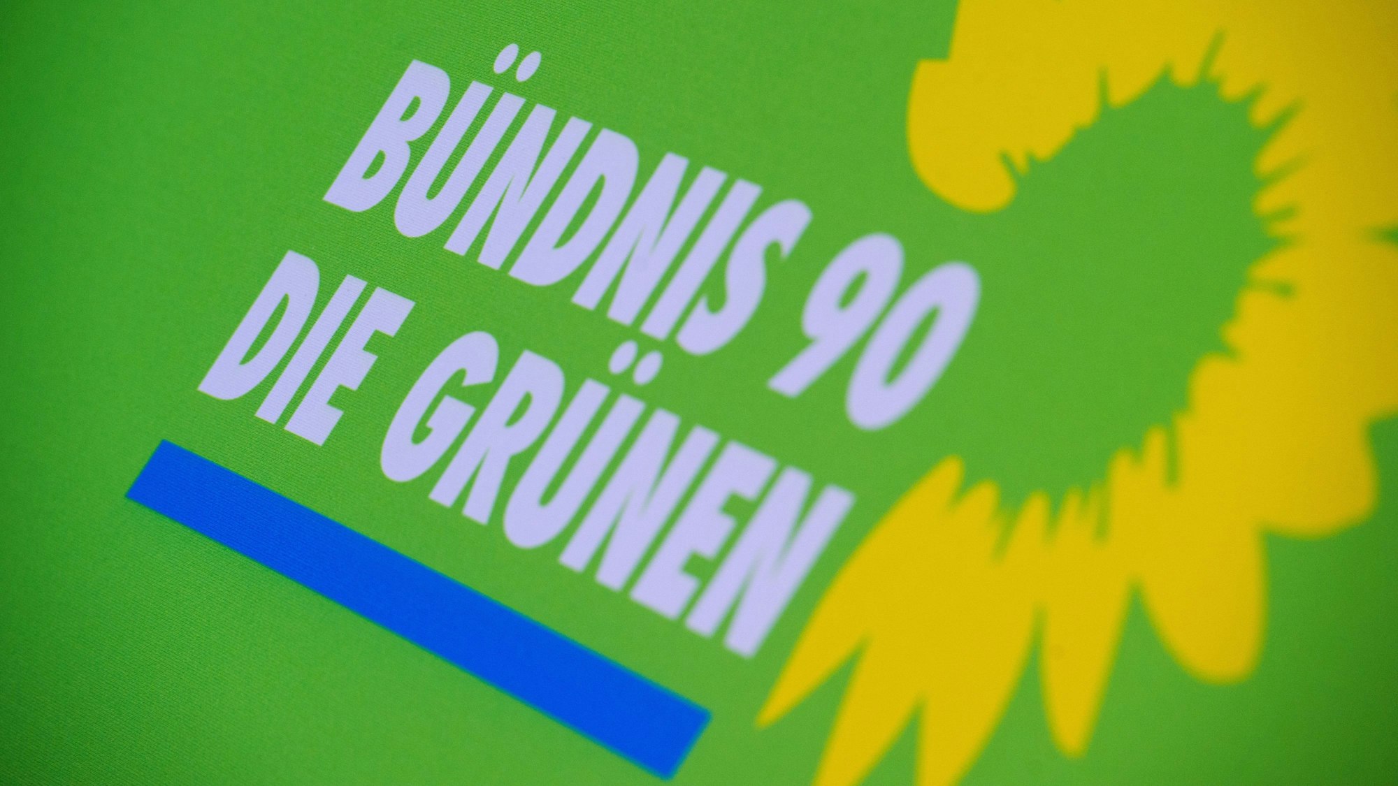 Das Logo von Bündnis 90/Die Grünen steht auf einem Aufsteller der Partei.