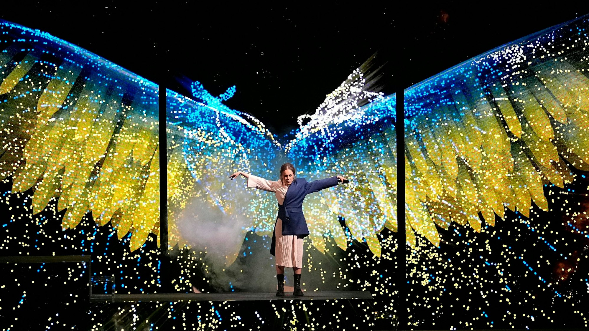 Liverpool erstrahlt in Blau und Gelb: Aljoscha aus der Ukraine während der ersten Halbfinal-Show.