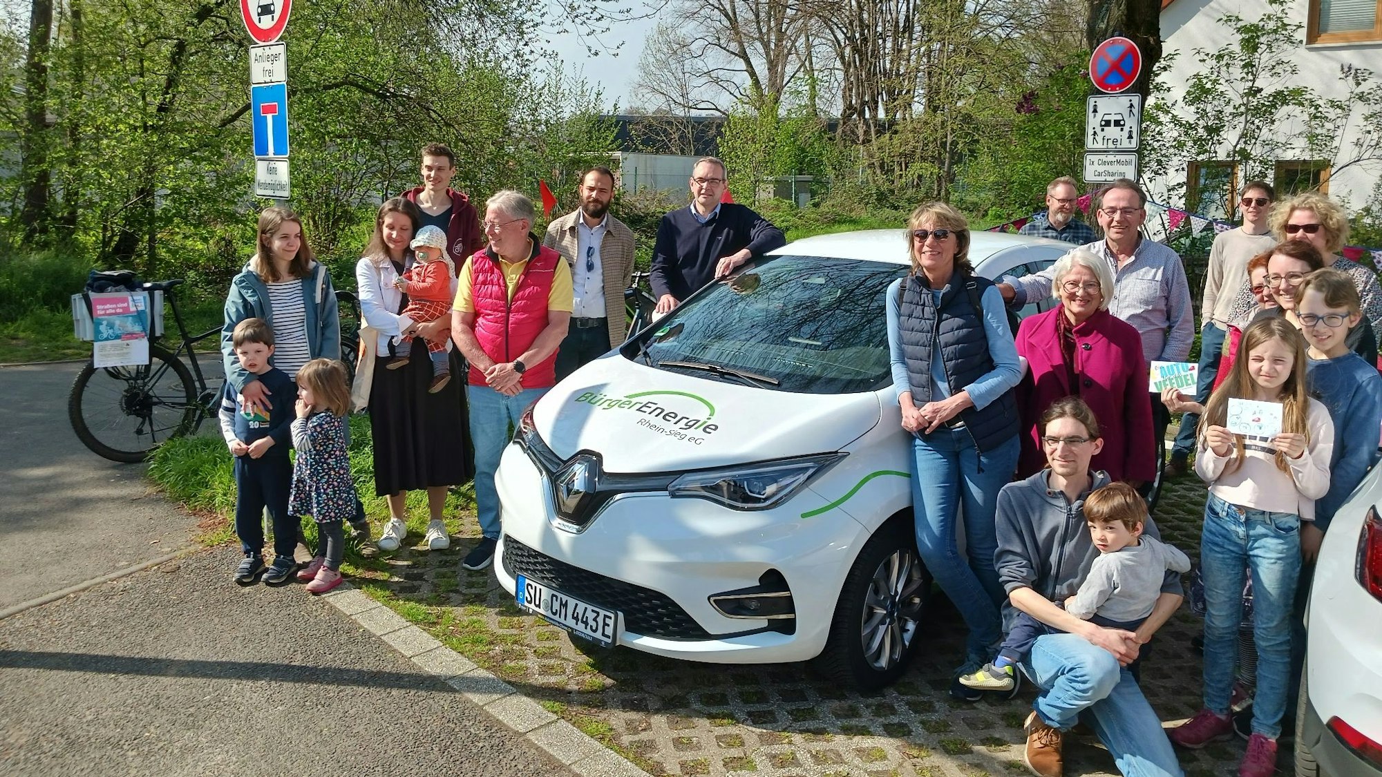 Die Carsharing-Initiative an der Steinbahn hat jetzt einen festen Standort mit Ladesäulen.