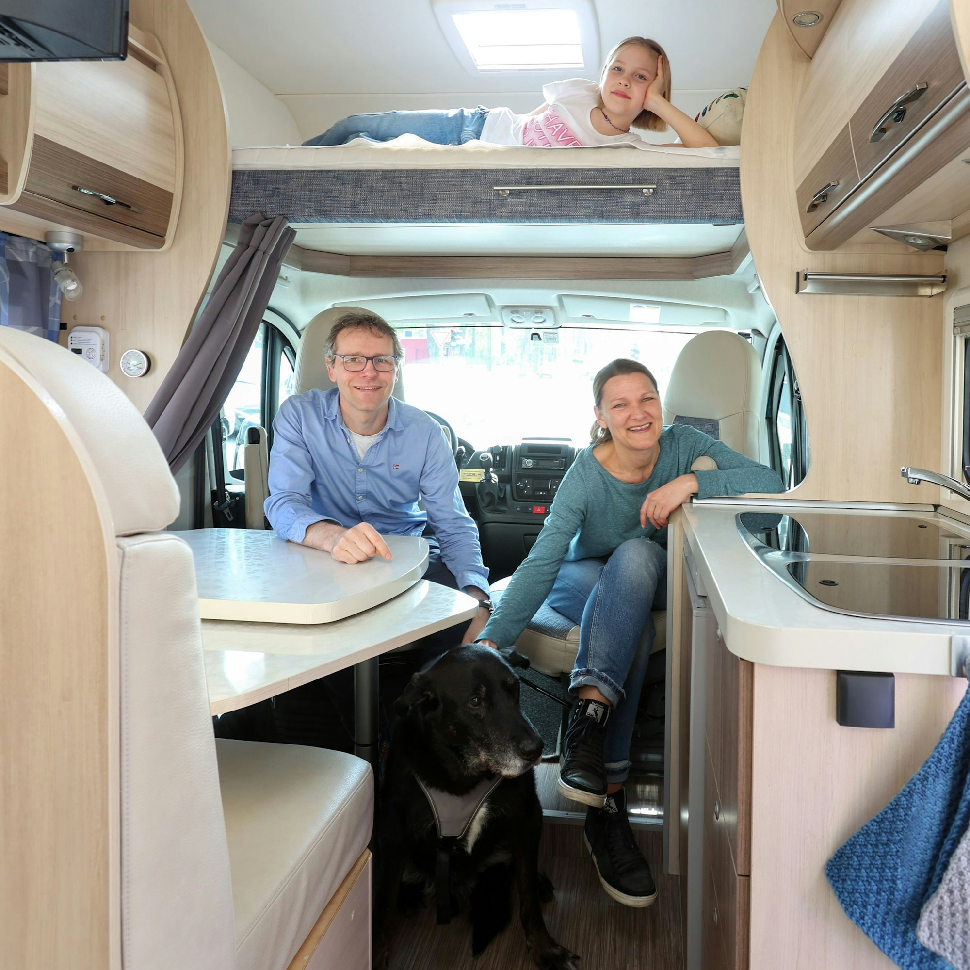 Tom Notermans mit seiner Frau Melanie, Tochter Charlotte und Hund Jack in seinem Wohnmobil.