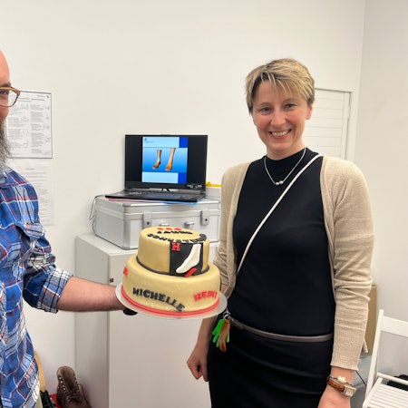 Thomas Ohlig, Orthopädie-Schumachermeister und Inhaberin Jessica Hohenschon mit der Geburtstagstorte.