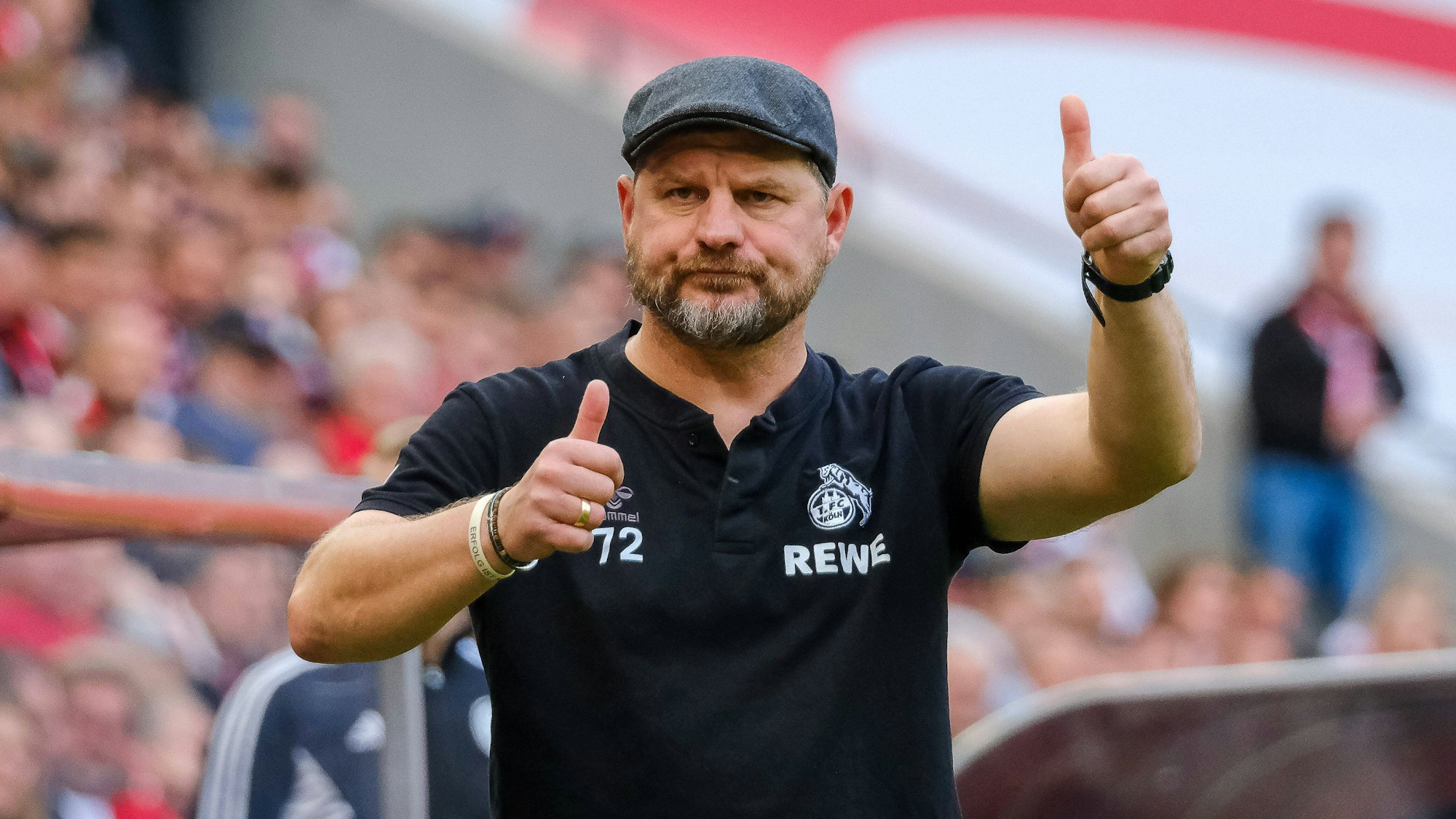 Daumen hoch: Trainer Steffen Baumgart bleibt dem 1. FC Köln mindestens noch bis 2025 erhalten.
