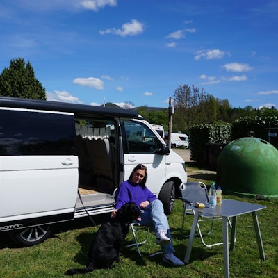 Tanja Wessendorf und Hund Jazz vor dem Bulli in Remagen