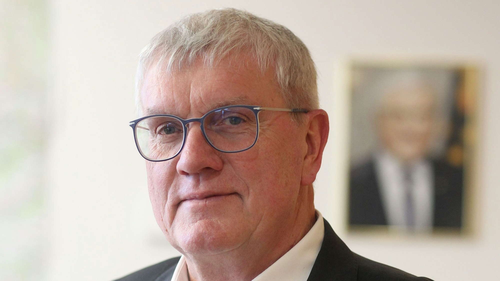 Landrat Sebastian Schuster im Gespräch mit der Redaktionsleitung mit Sandra Ebert und Christian Stahl.