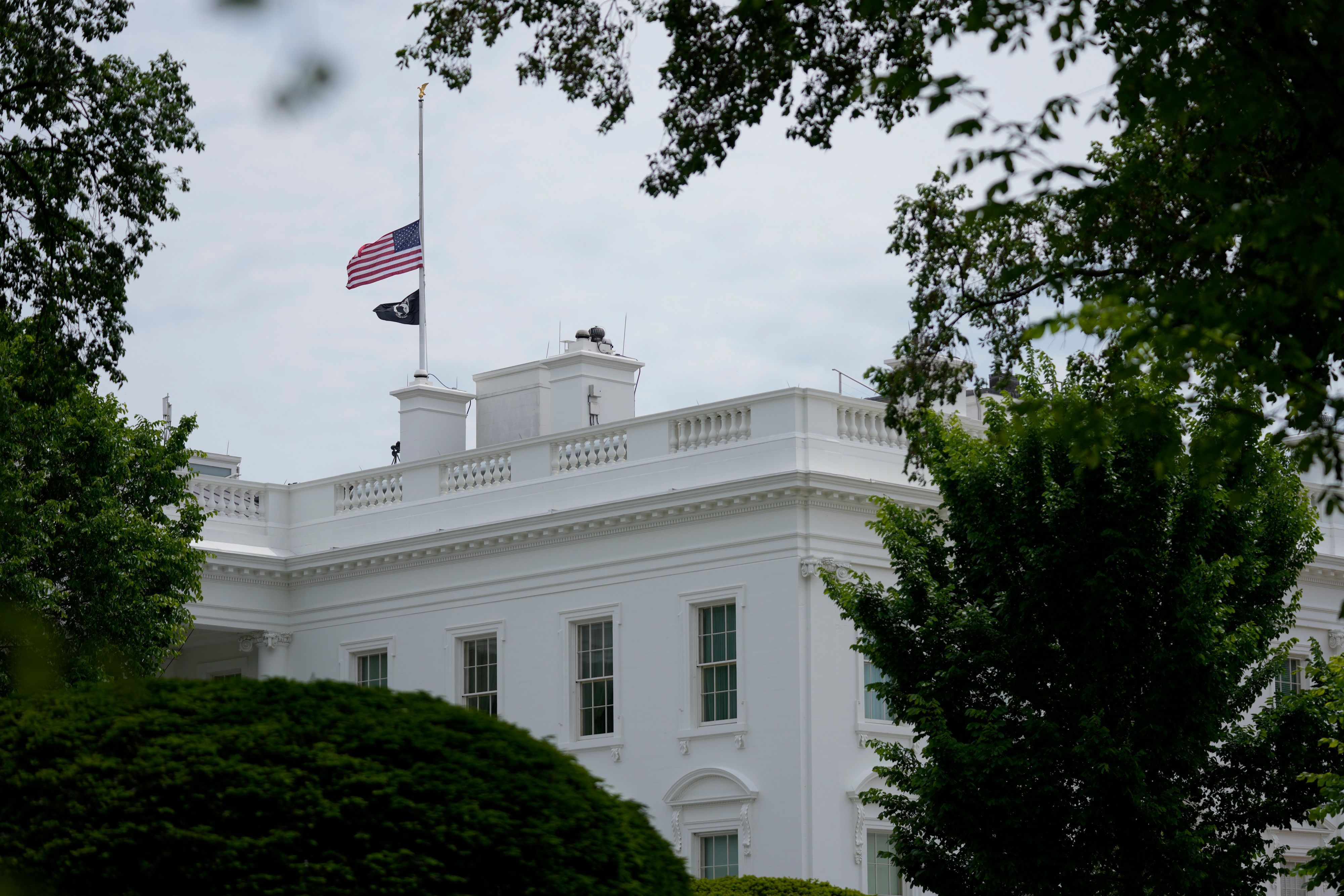 07.05.2023, USA, Washington: Die amerikanische Fahne weht auf Halbmast auf dem Weißen Haus nach einem Amoklauf im US-Bundesstaat Texas. Bei dem Amoklauf in einem Einkaufszentrum im US-Bundesstaat Texas sind auch Kinder ums Leben gekommen. Foto: Patrick Semansky/AP/dpa +++ dpa-Bildfunk +++