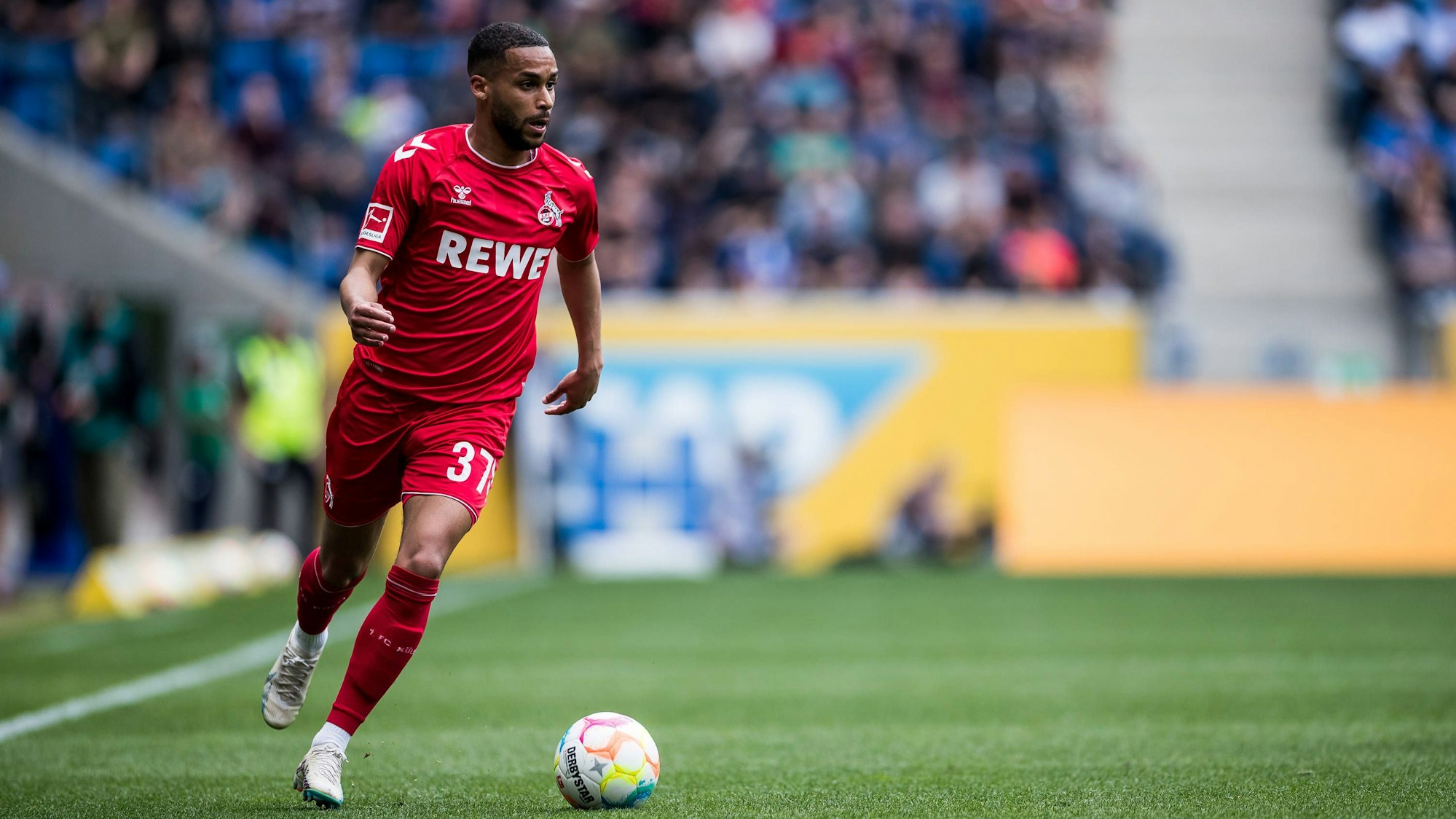 Linton Maina läuft mit dem Ball über das Spielfeld.