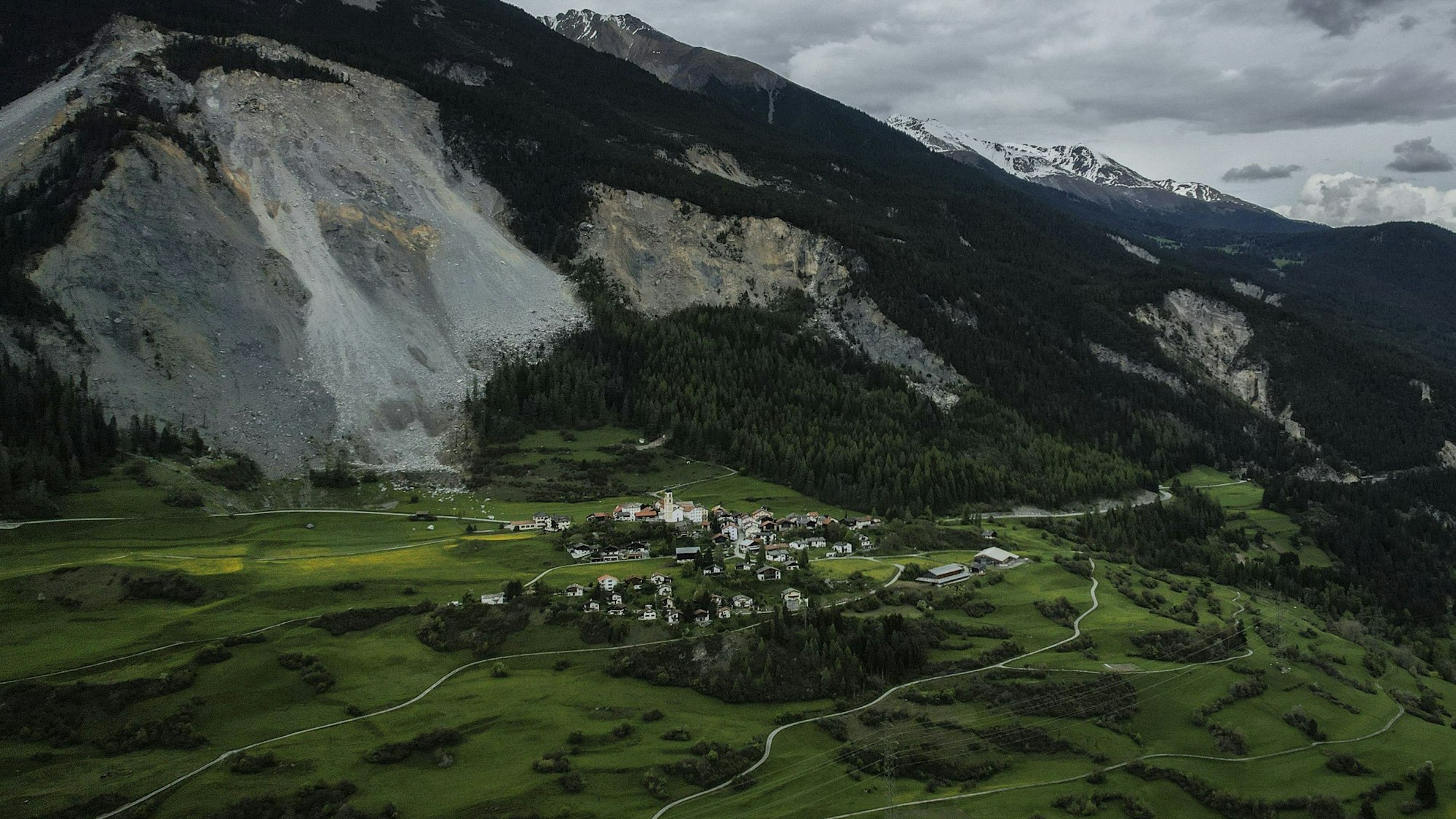 Herabgestürzte Steine und Felsteile (hinten links) liegen vor dem Dorf Brienz in der Schweiz. Die Bewohner wurden wegen der Gefahr weggebracht.