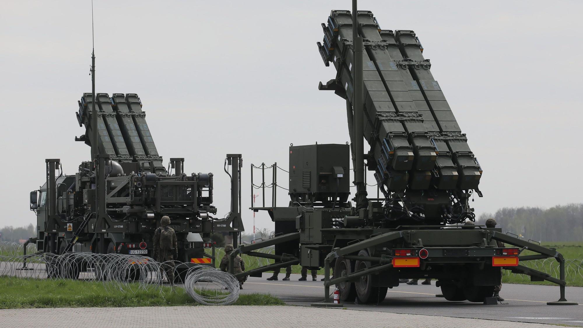 Bodengestützte Flugabwehrraketen-Systeme vom Typ „Patriot“ sind anlässlich einer Pressekonferenz auf dem Flughafen Warschau-Radom zu sehen. Das amerikanische System hat erfolgreich eine russische Hyperschallrakete abgeschossen. (Archivbild)