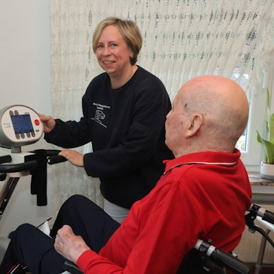 Pflegerin Nicole Kukovic mit ihrem Kunden Georg Kleiner.