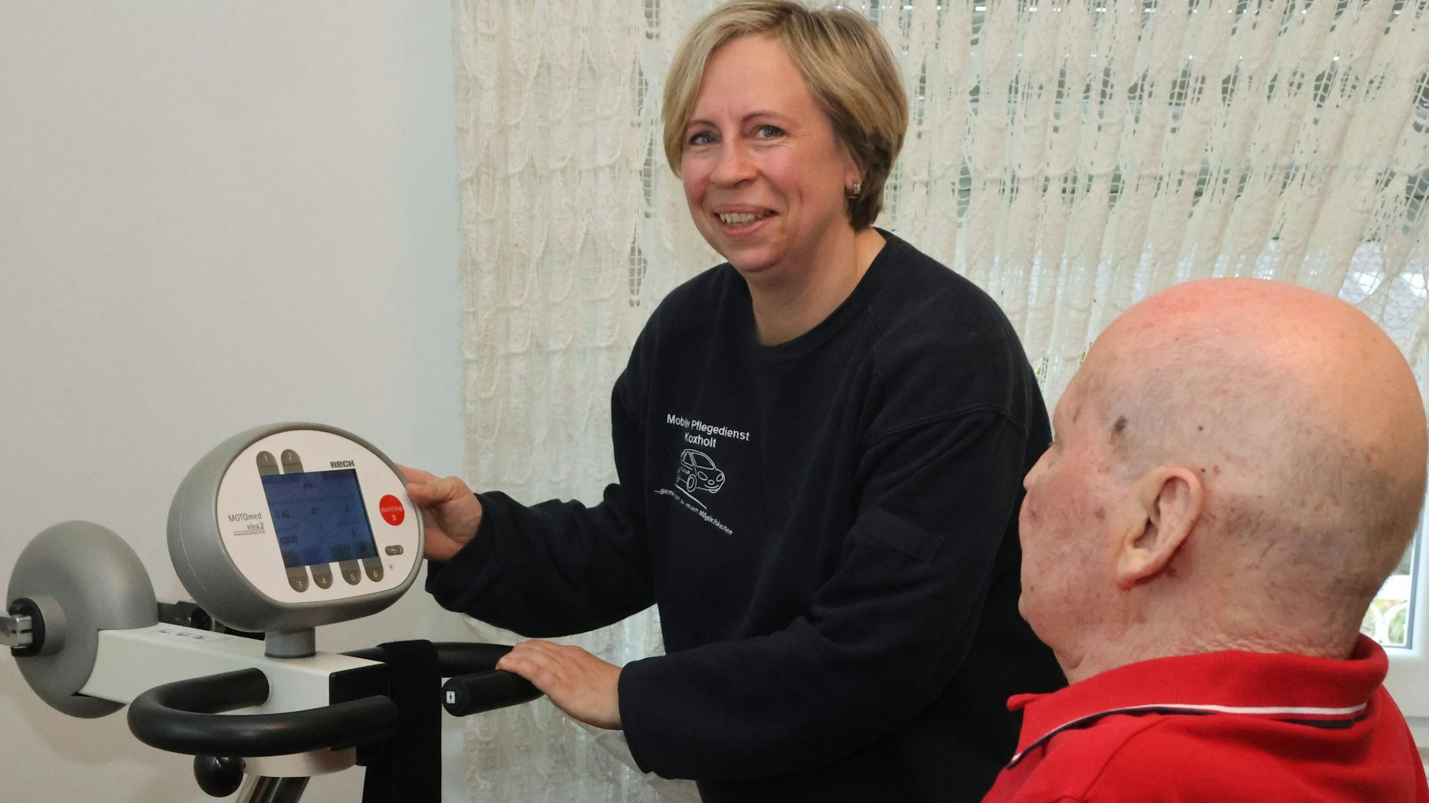 Pflegerin Nicole Kukovic mit ihrem Kunden Georg Kleiner.