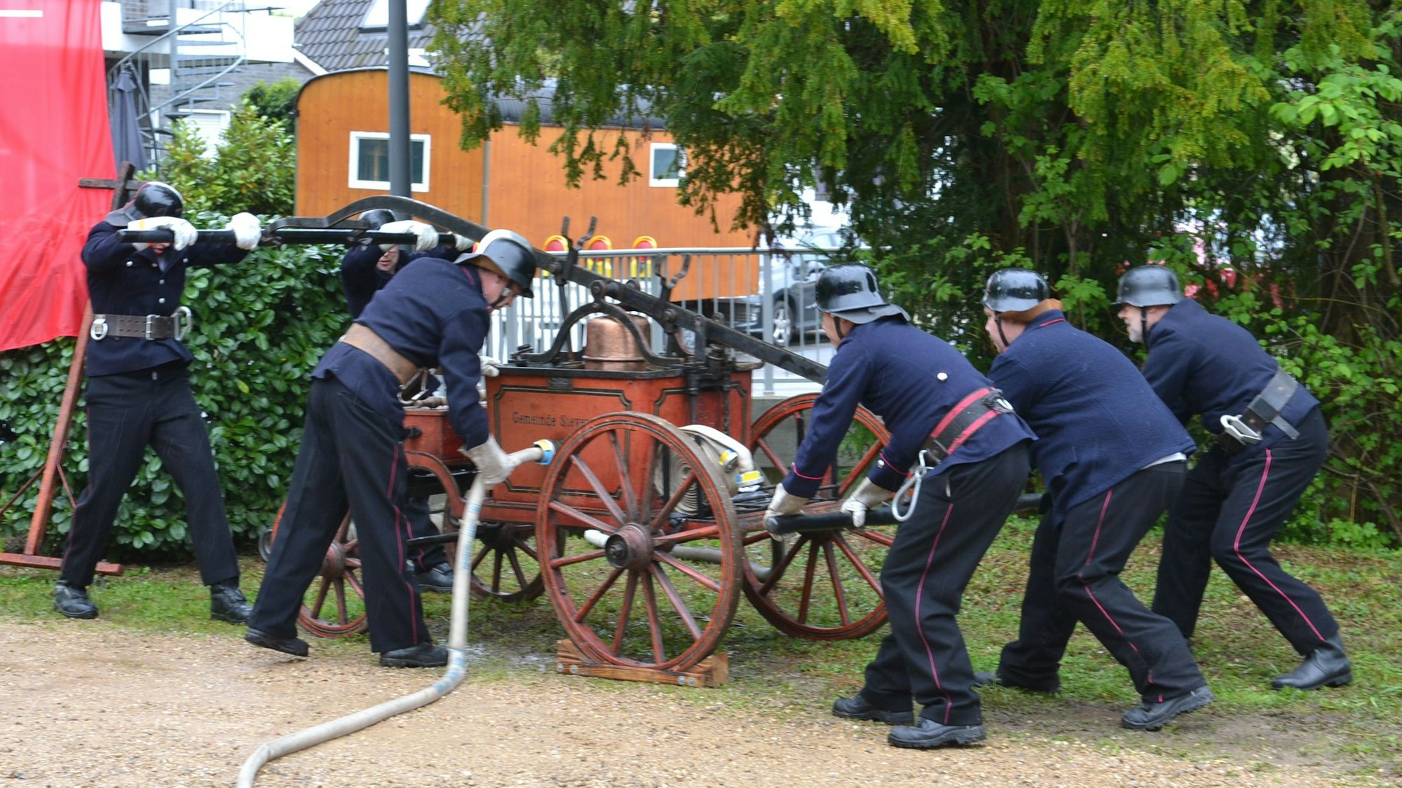 Bessenicher Feuerwehr beim historischen Löscheinsatz.