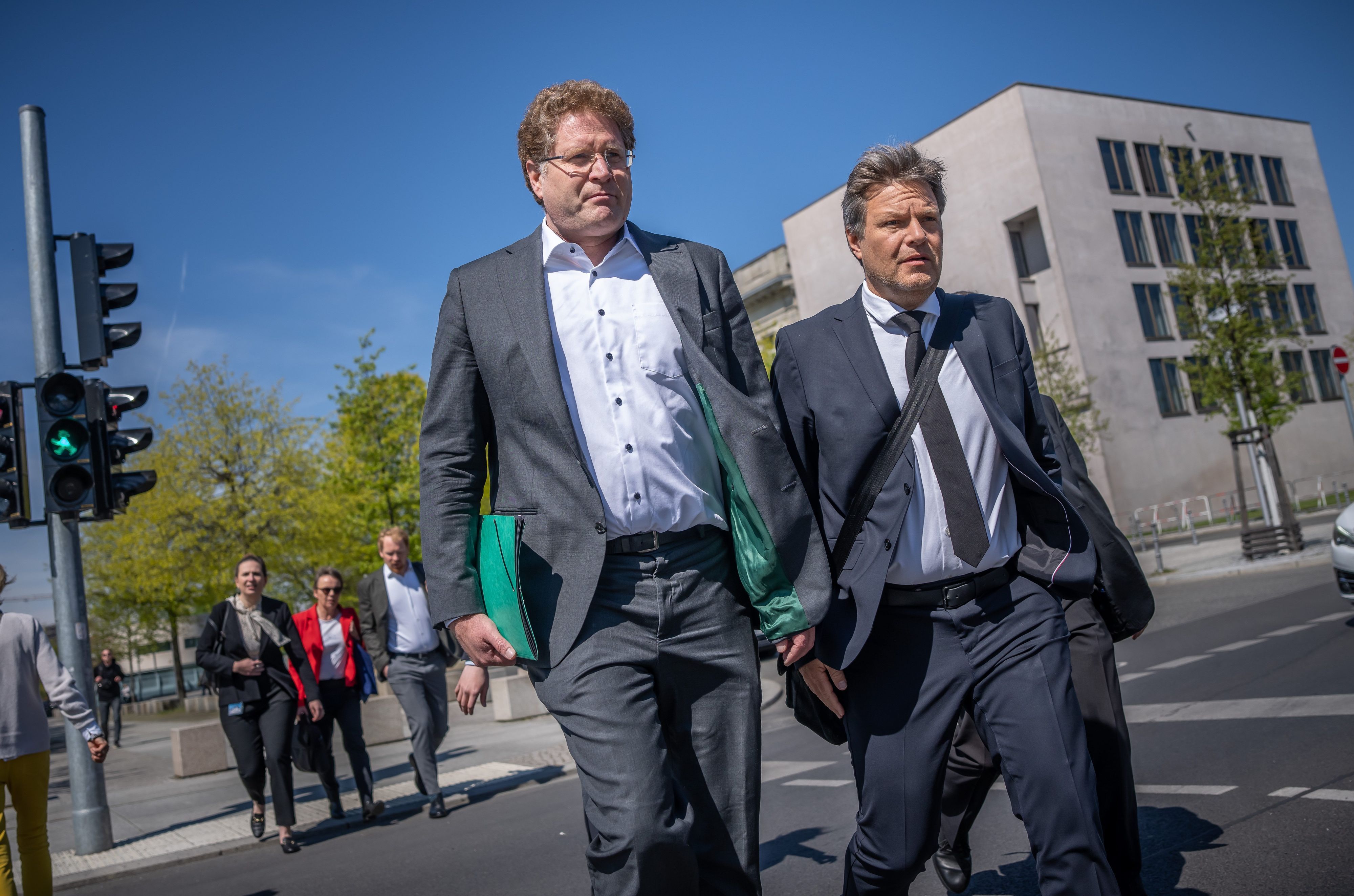 Robert Habeck (Bündnis 90/Die Grünen, r), und Staatssekretär Patrick Graichen (l).