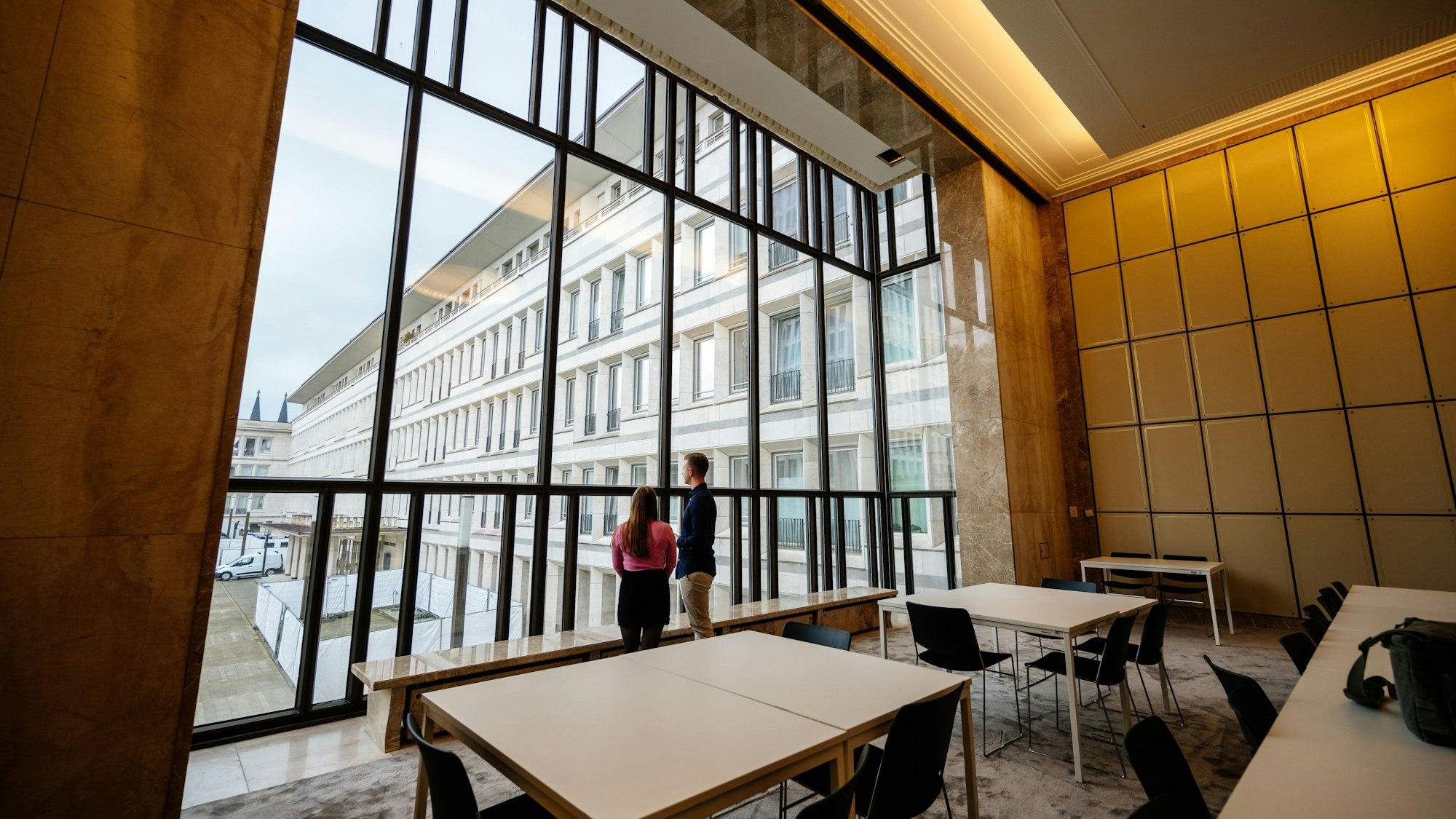 Die riesige Glasfassade ist Teil des Hörsaals im Kölner Gerling-Quartier.