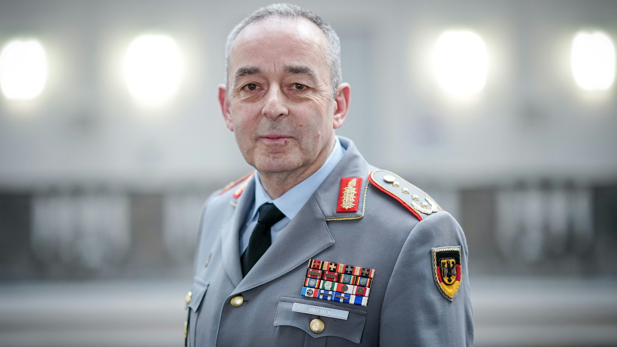 08.05.2023, Berlin: Carsten Breuer, Generalinspekteur der Bundeswehr, blickt im Verteidigungsministerium am Rande eines Interviews.