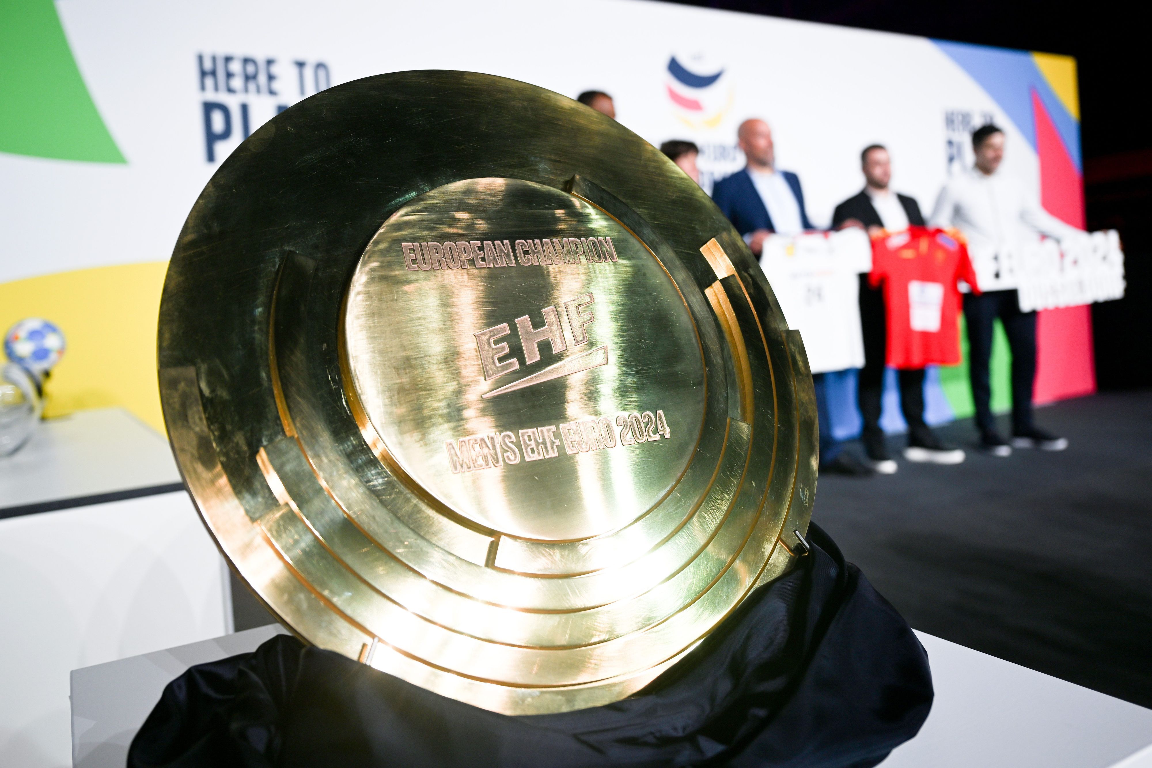 10.05.2023, Nordrhein-Westfalen, Düsseldorf: Die neue Trophäe für die Handball EM 2024 steht auf einem Tisch. Vom 10. Januar bis zum 28 Januar 2024 findet die Handball-Europameisterschaft in Deutschland statt. Foto: Federico Gambarini/dpa +++ dpa-Bildfunk +++