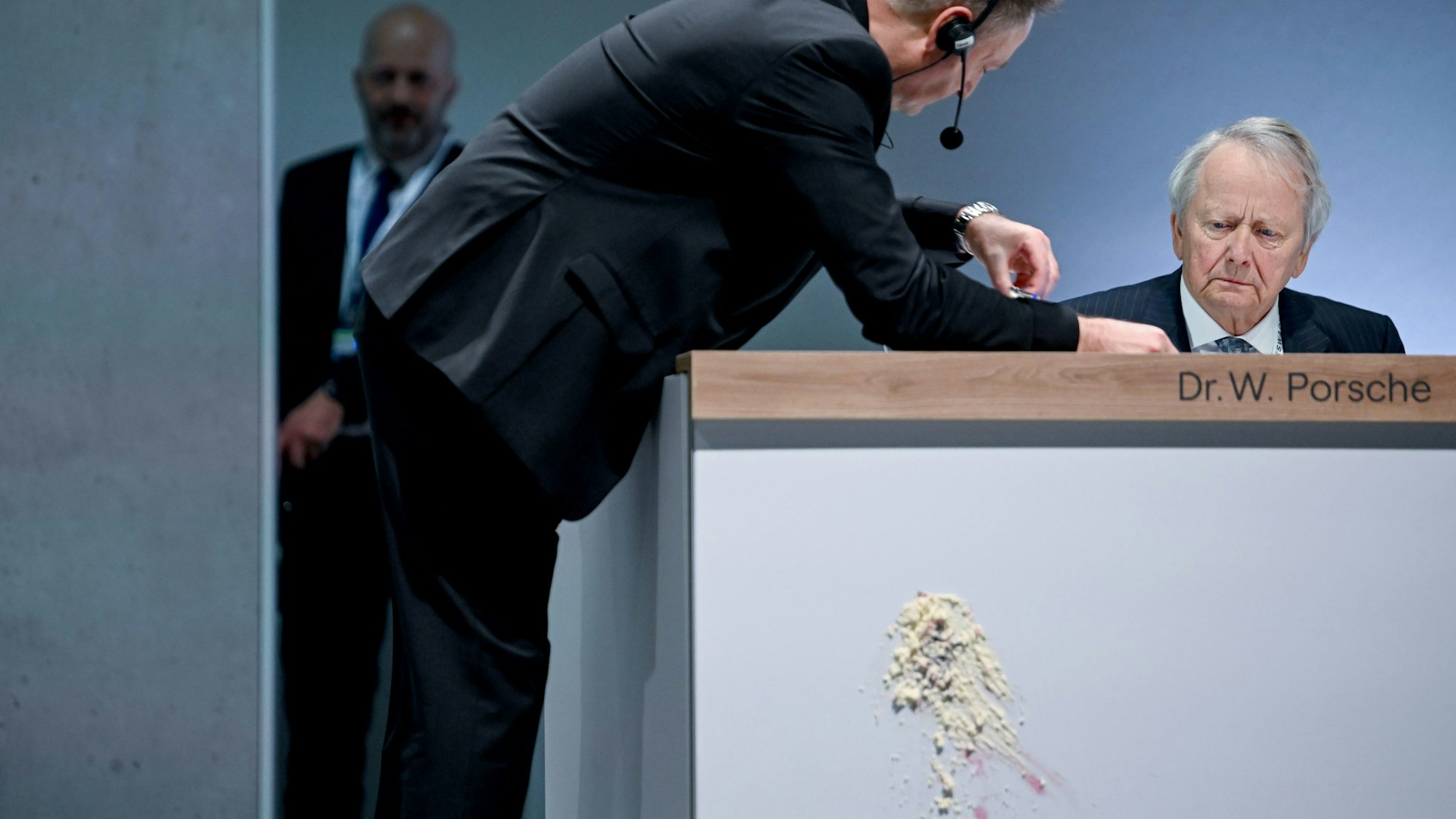 Tortenreste kleben an dem Podium mit Wolfgang Porsche, Vorsitzender des Aufsichtsrats der Porsche Automobil Holding SE, bei der Vollversammlung der Volkswagen AG.