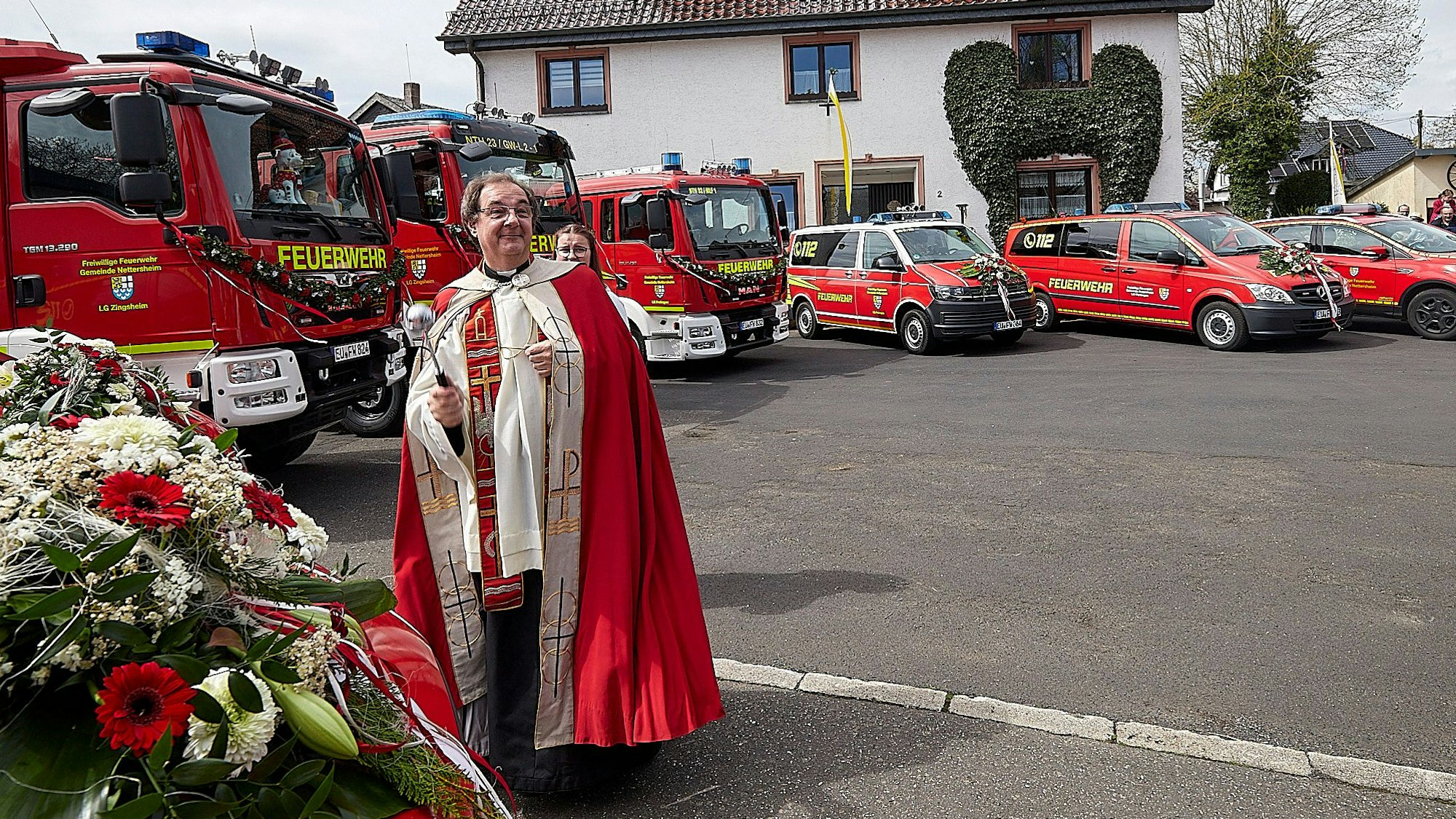 Pater Paul Cyrus aus Steinfeld steht vor den acht neuen Fahrzeugen, die er einweihte.