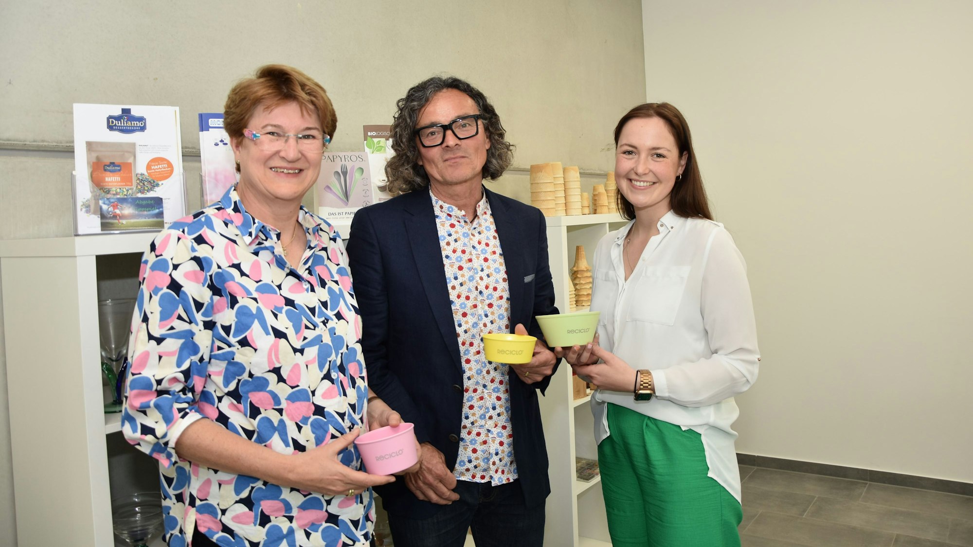 Auf dem Foto sind die Geschäftsführer Andrea Sieben und Mario Annegarn sowie Marketingleiterin Sonja Wendt zu sehen.