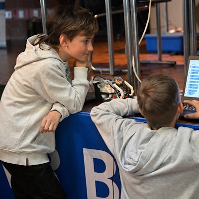 Overather Schüler am Laptop