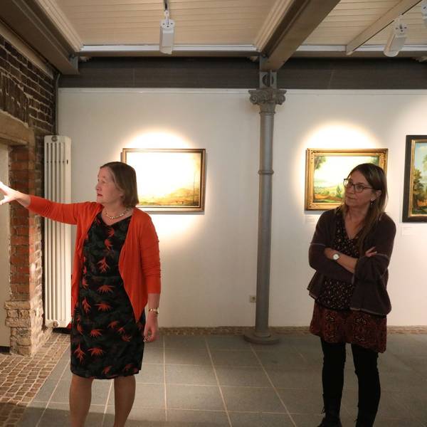 Zwei Frauen in einer Ausstellung mit Arbeiten von Carlo Mense.