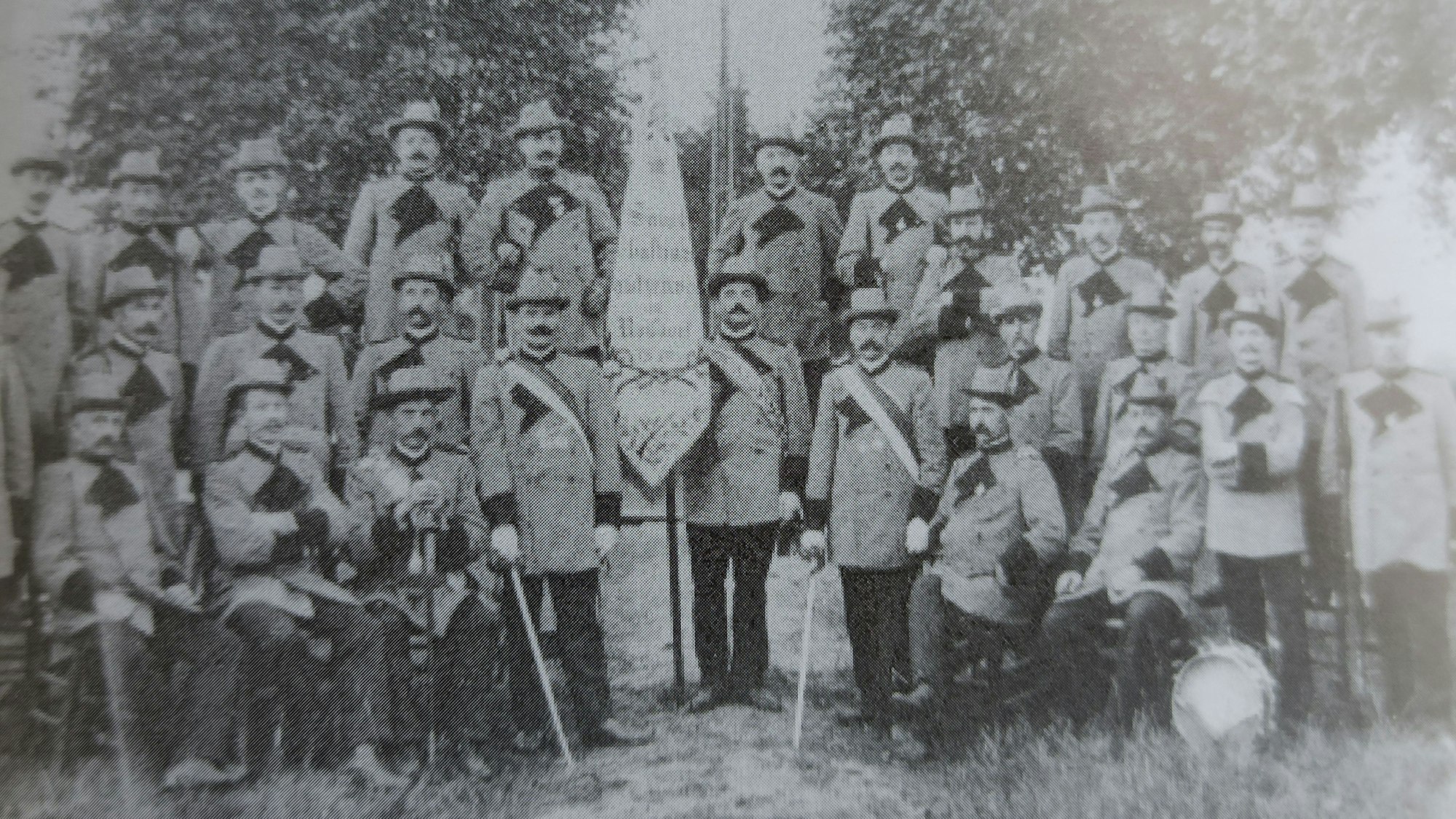 Die Roisdorfer St. Sebastianus-Schützenbruderschaft in einer Aufnahme aus dem Jahr 1920.