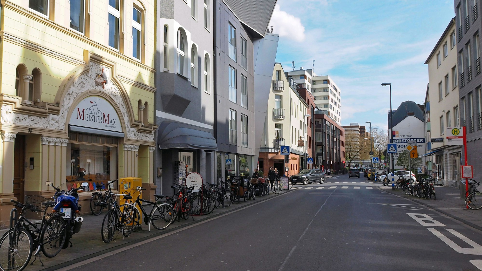 Die Einkaufsstraße mit Geschäften links und rechts.