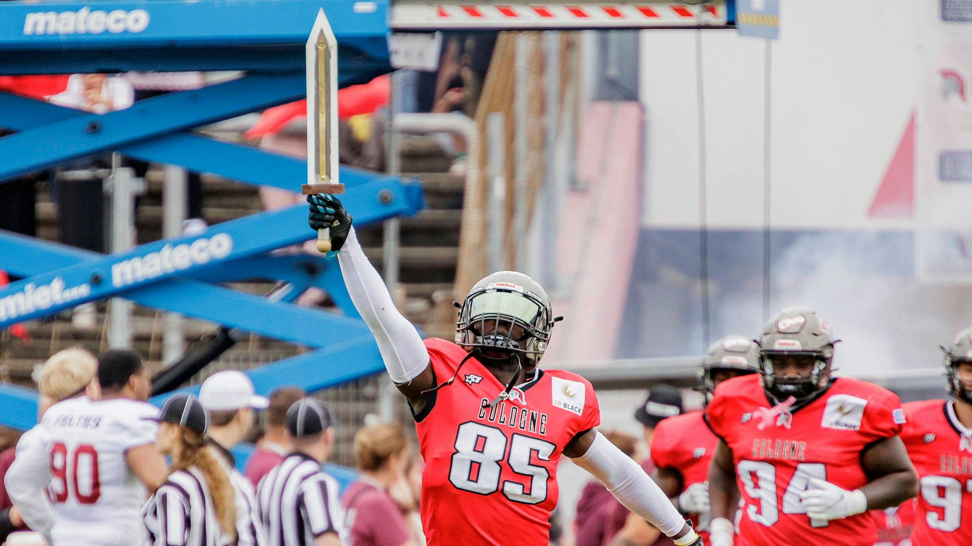 Bilder des Jahres 2022, Sport 08 August Sport Themen der Woche KW34 Sport Bilder des Tages European League of Football: Cologne Centurions - Rhein Fire Düsseldorf, Südstadion, Köln, 27.08.2022 Michael Ofosuhene Cologne Centurions 85 mit Schwert oder Gladius, Cologne Centurions - Rhein Fire Düsseldorf, Köln, Südstadion, 27.8.2022 *** European League of Football Cologne Centurions Rhein Fire Düsseldorf, Südstadion, Cologne, 27 08 2022 Michael Ofosuhene Cologne Centurions 85 with sword or gladius, Cologne Centurions Rhein Fire Düsseldorf, Cologne, Südstadion, 27 8 2022 Copyright: xBEAUTIFULxSPORTS/Gawlikx