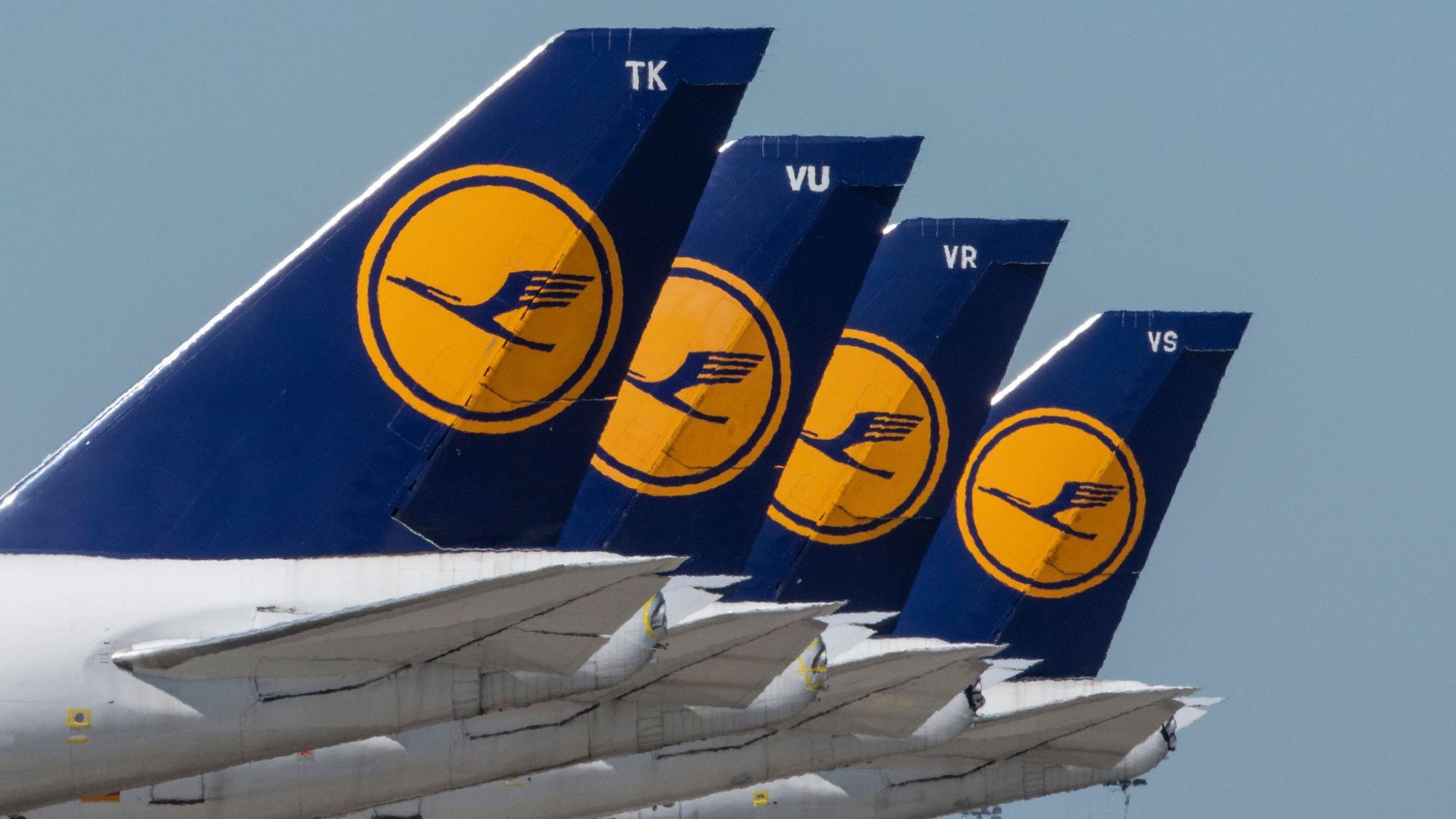 Passagiermaschinen der Lufthansa stehen auf dem Rollfeld des Flughafens Frankfurt.