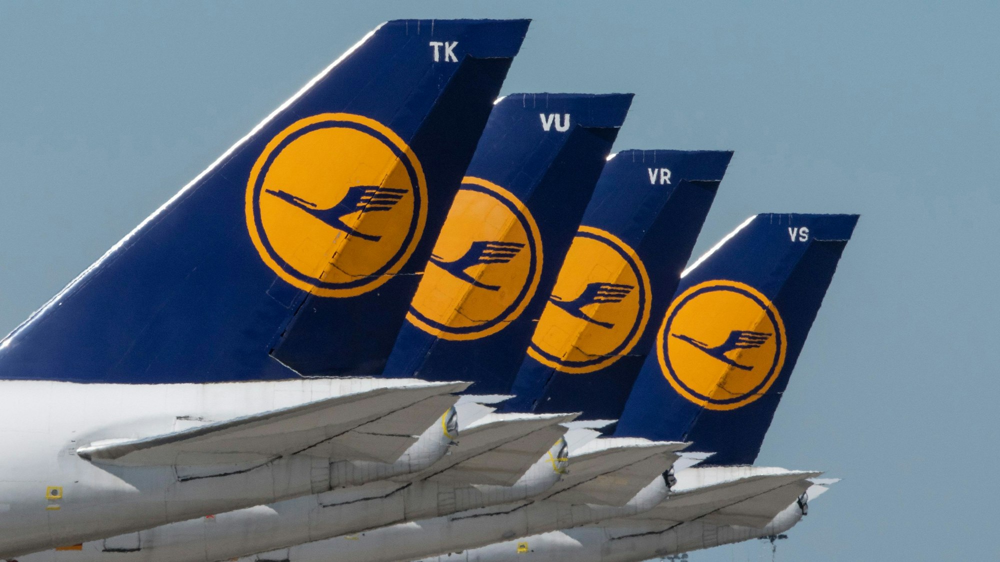 Passagiermaschinen der Lufthansa stehen auf dem Rollfeld des Flughafens Frankfurt.