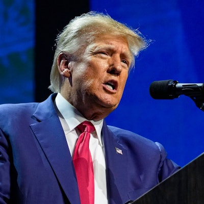 Donald Trump, ehemaliger Präsident der USA, wurde am Dienstag wegen sexuellen Missbrauchs verurteilt. Trump bezeichnet den Prozess als „Travestie der Justiz“. Sein mutmaßliches Opfer zeigt sich unterdessen erfreut.