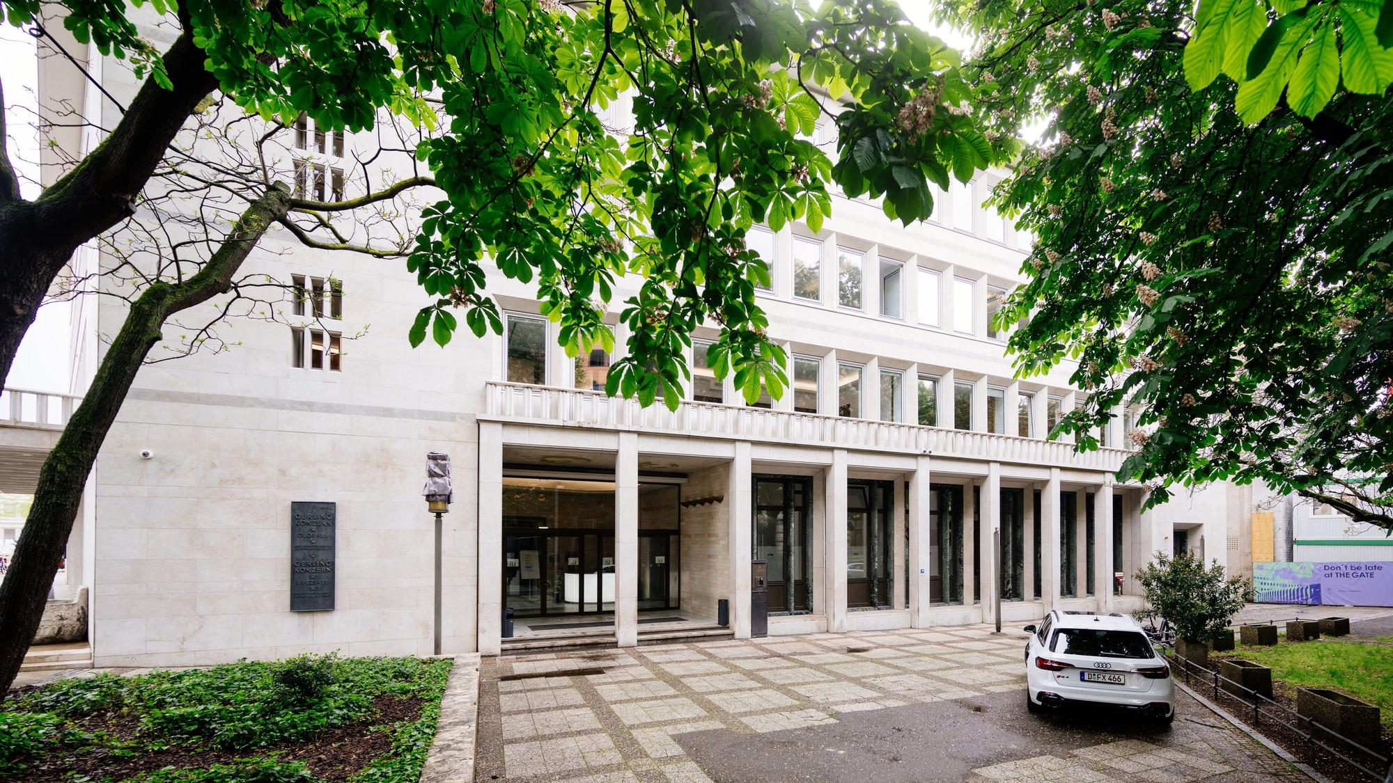 Repräsentatives Entree für bis zu 700 Studierende in der „Globale“: Der Haupteingang der IU liegt am Hildeboldplatz.