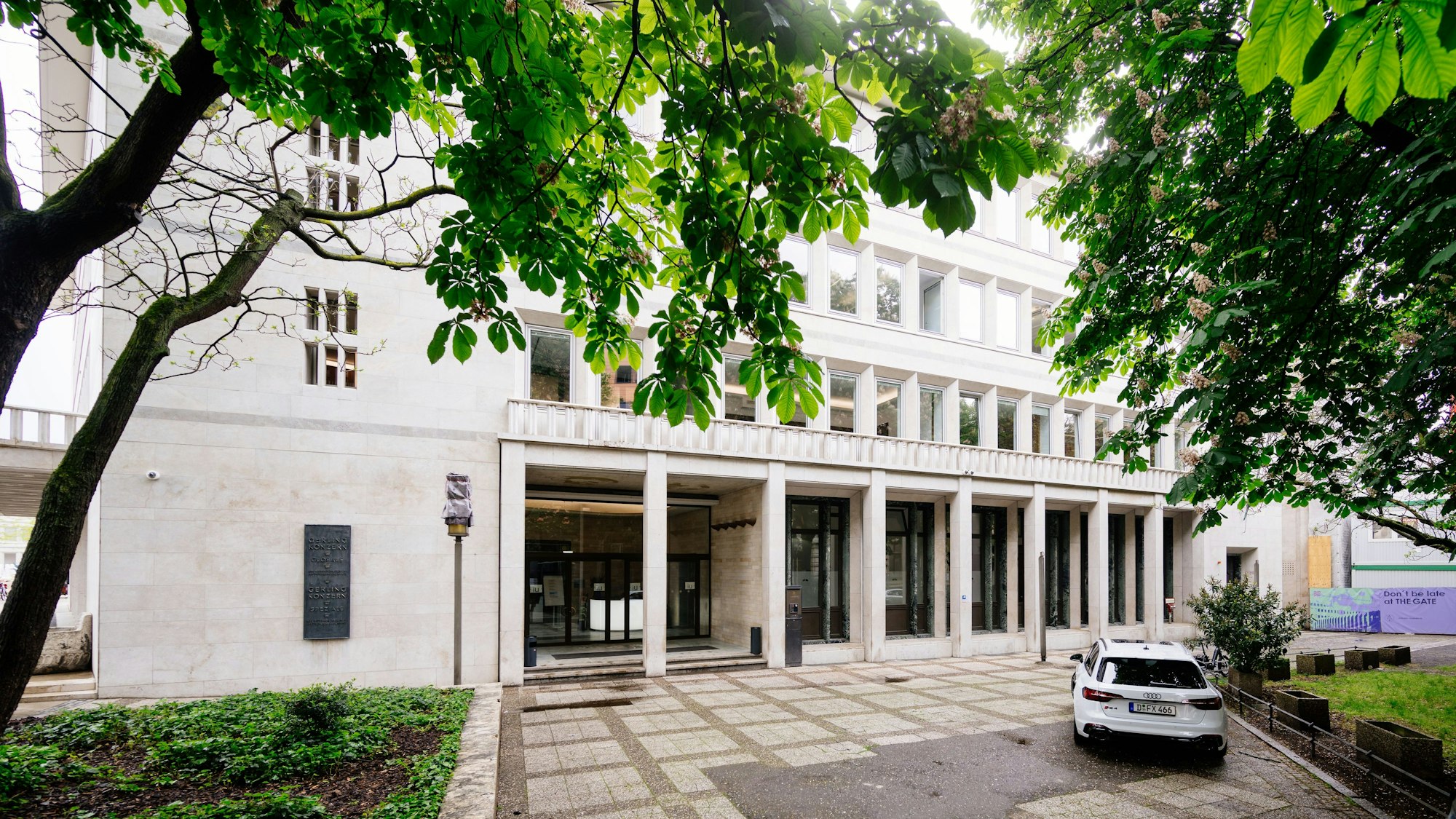 Repräsentatives Entree für bis zu 700 Studierende in der „Globale“: Der Haupteingang der IU liegt am Hildeboldplatz.