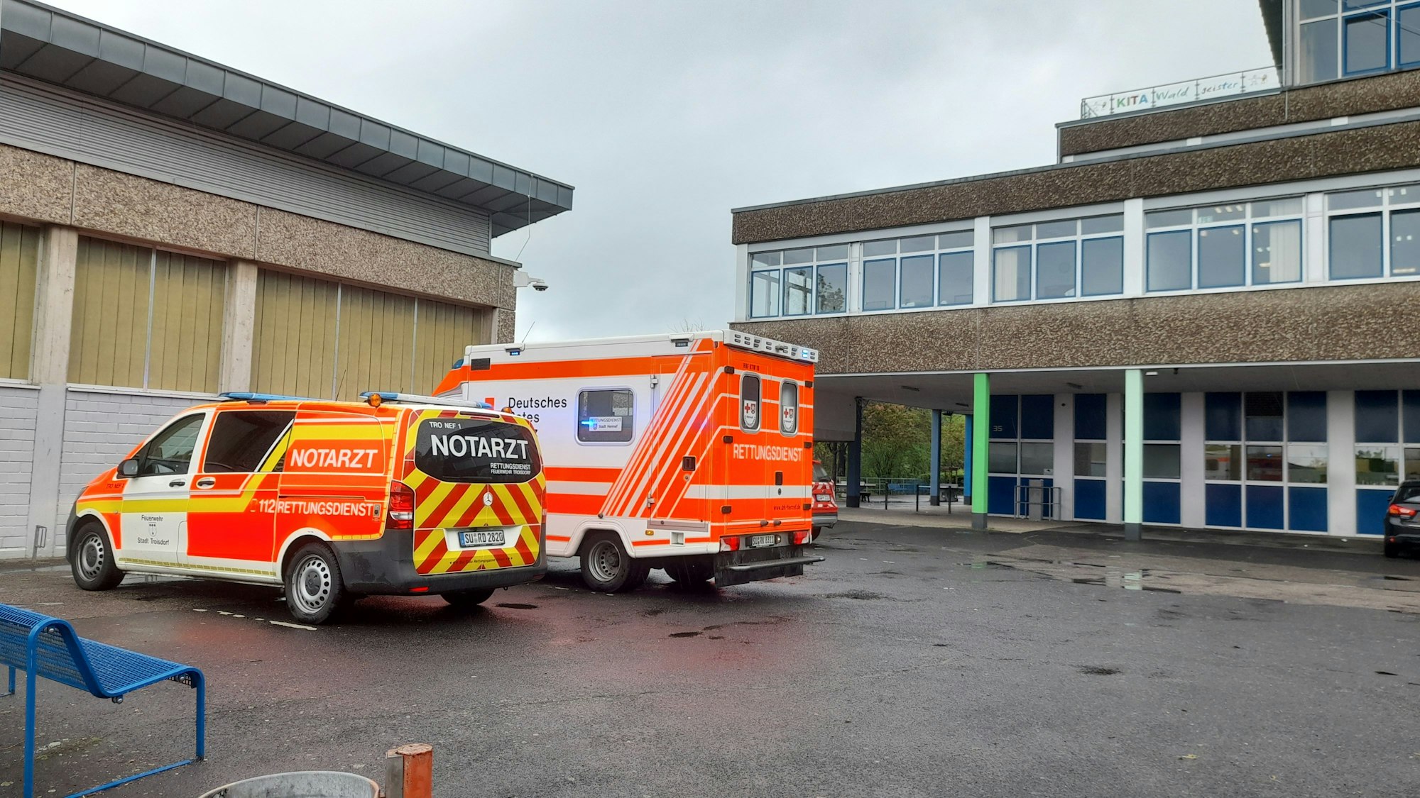 Ein Rettungswagen und ein Notarztwagen stehen auf dem Hof der Gesamtschule in Lohmar.