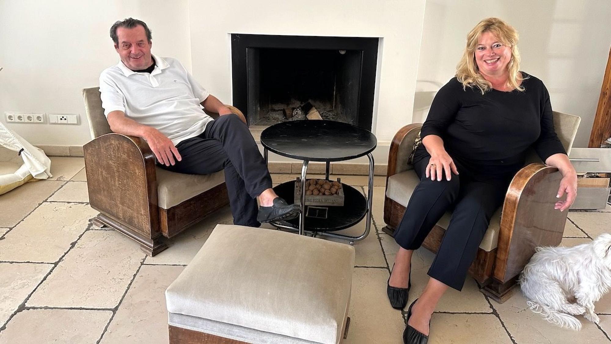 Walter und Petra Bonelli an einem ihrer Lieblingsplätze vor dem Kamin.